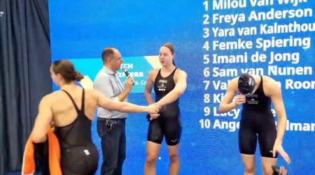 Milou van Wijk en Yara van Kalmthout na de 100 vrij