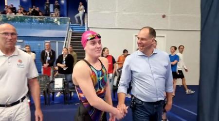 Imani de Jong en Marte Hieke van der Kamp na de 400 vrij